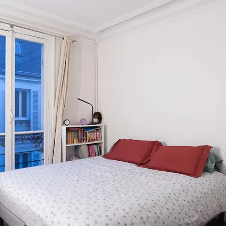 Spacious T3 With Balcony Appartement Paris